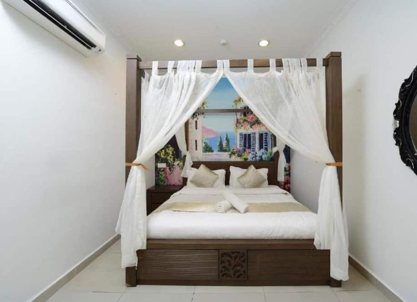 Seeds Hotel Shah Alam Section 19 four-poster bed with white curtains and colorful wall mural