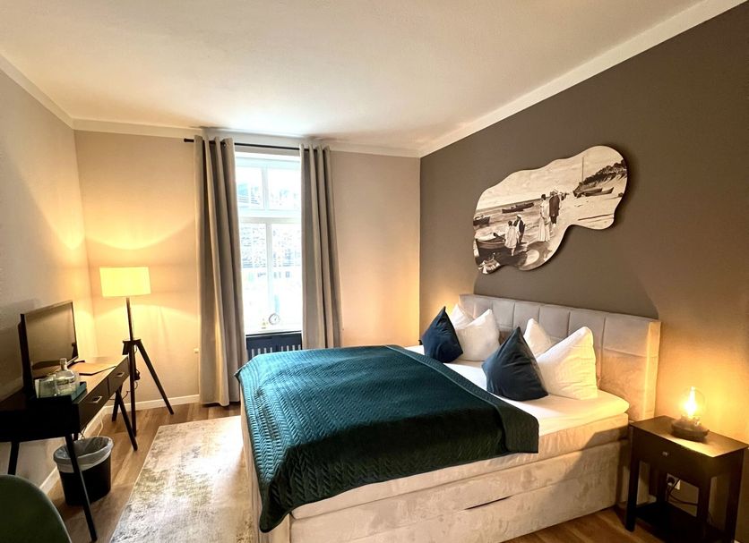 Hotel Balticpetite room in Heringsdorf with double bed, bedside lamps and window