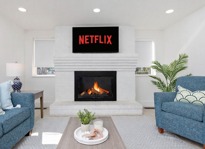 Fin's Inn & Suites in Myrtle Beach living room with fireplace, Netflix TV, and blue sofas