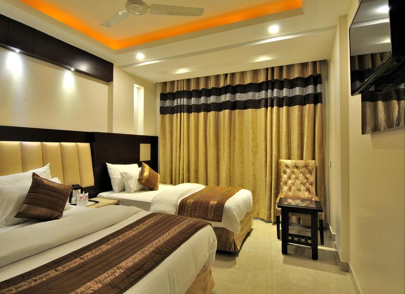 Hotel Sai Miracle @ Paharganj, New Delhi guest room with twin beds and ceiling fan