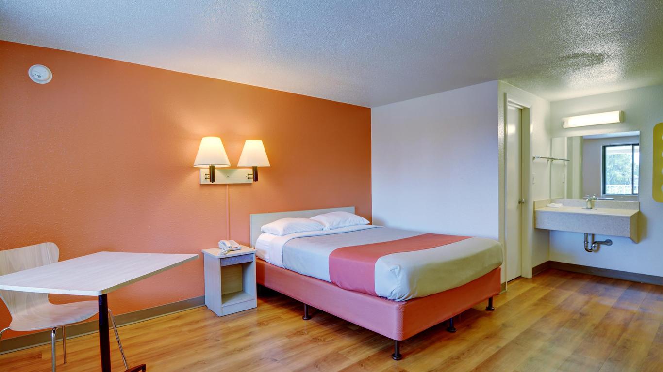 Motel 6 Springfield-Chicopee