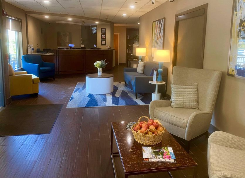 Comfort Inn Rutland - Killington lobby seating area with front desk and lounge chairs in Rutland