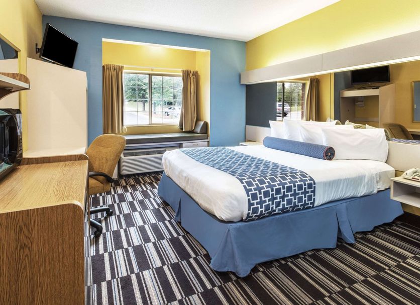 Microtel Inn & Suites by Wyndham Stockbridge/Atlanta I-75 guest room with two beds and window seat in Stockbridge