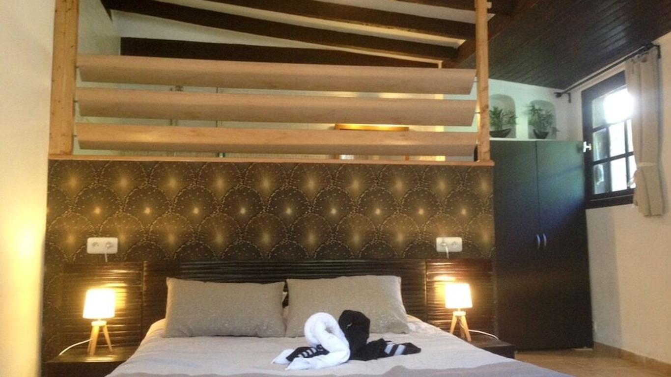 Studio romantique jacuzzi ou spa balneo privatif et jardin Au temps des cerises La Ciotat