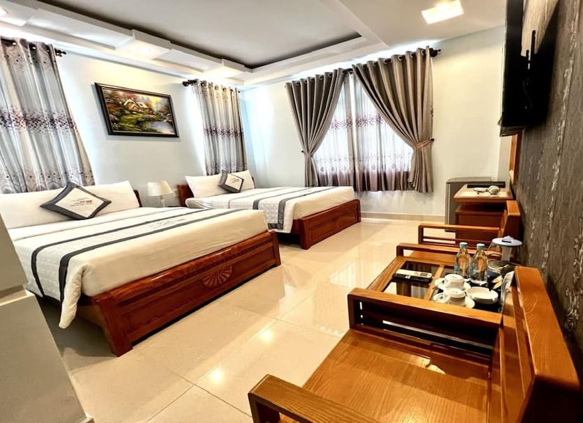 Yen Nam Hotel Nguyen Trong Tuyen room in Ho Chi Minh City with two beds and a seating area