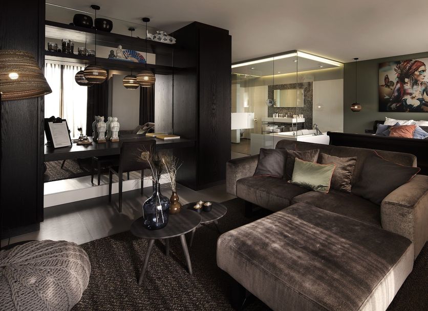 Van der Valk Hotel Sassenheim - Leiden suite with sofa, desk, bed and city view