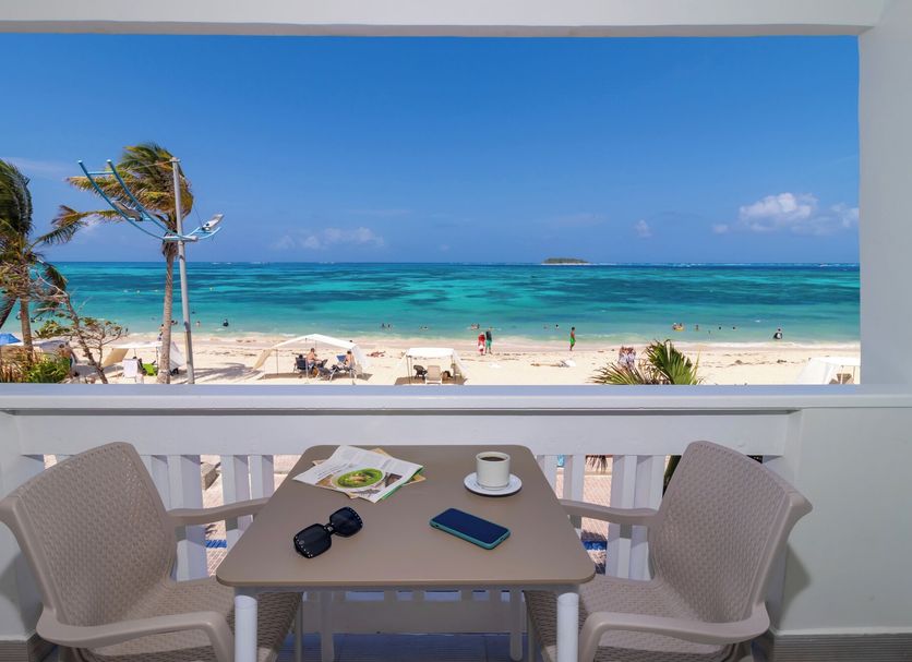 Hotel Bahia Sardina in San Andrés with balcony table overlooking a turquoise beach and ocean
