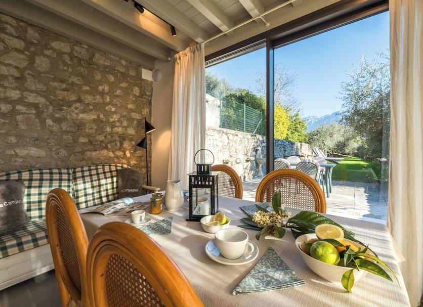 Dining room Photo