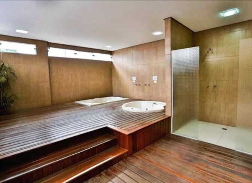 Monte Serrat Hotel in Santos: in-room spa bath with wood-paneled sauna and shower area