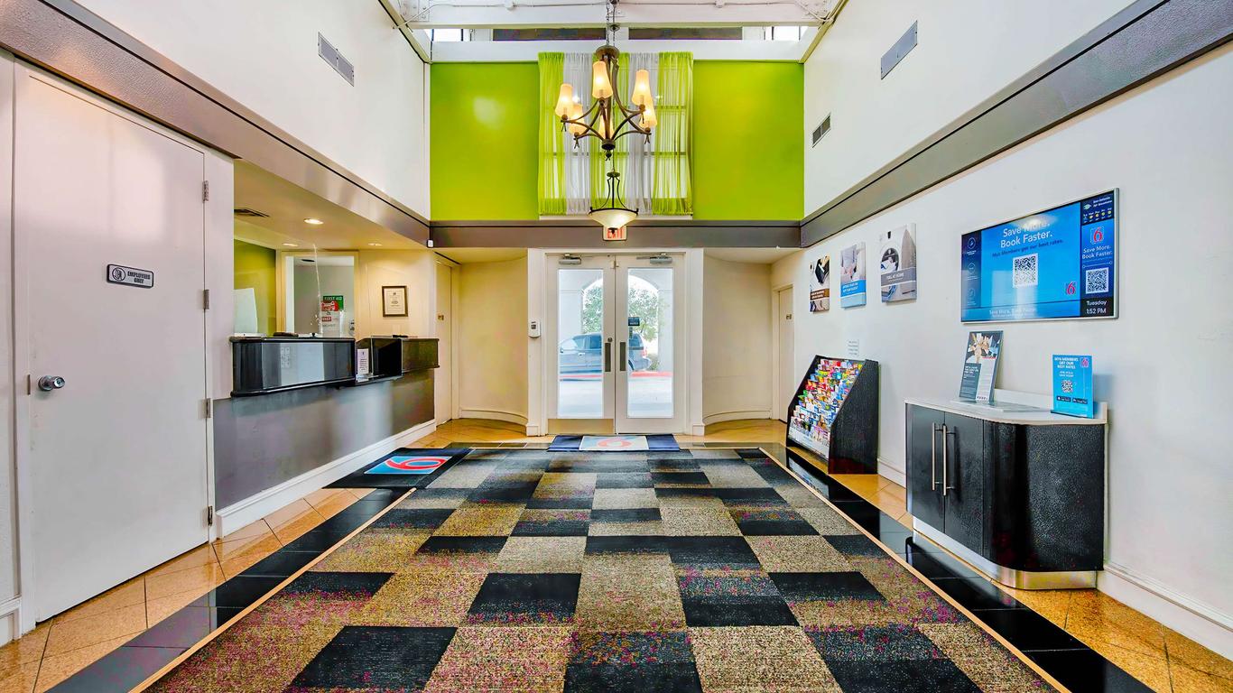 Studio 6 San Antonio Airport