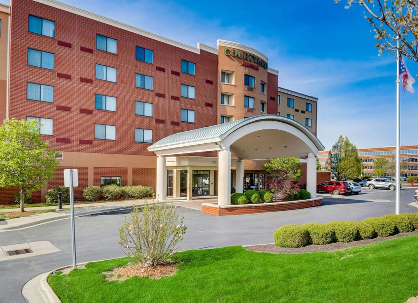 Courtyard by Marriott Cincinnati North at Union Centre in West Chester, hotel exterior with covered entrance