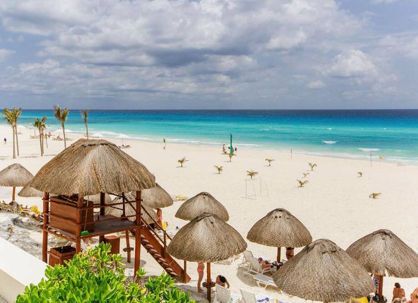 Condo in Ocean Front Resort in Cancún overlooking a white-sand beach and turquoise ocean