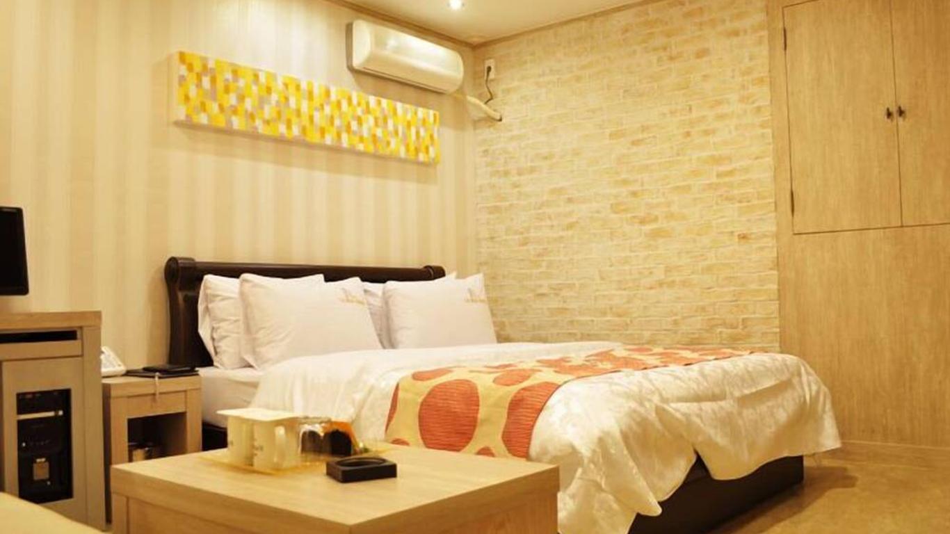 La Nuit Hotel