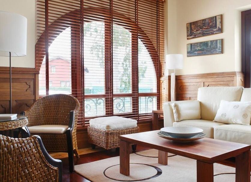 La Casona del Viajante - Adults Only in Villabajo: cozy lounge with arched window and seating