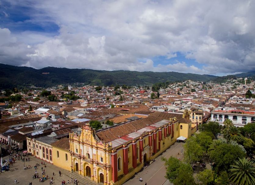 Plaza Magnolias in San Cristóbal de las Casas with city and mountain views