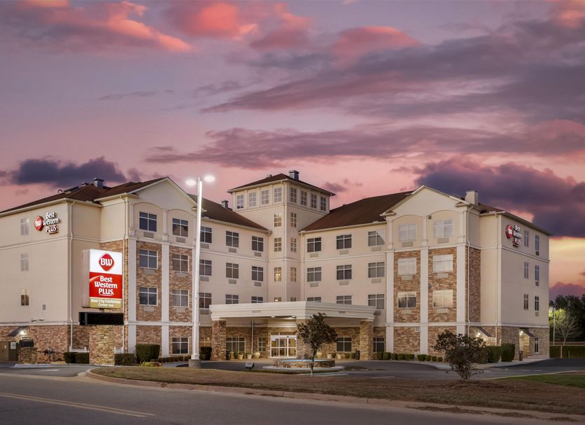 Best Western Plus Rose City Conference Center Inn in Thomasville exterior at dusk with pink sky