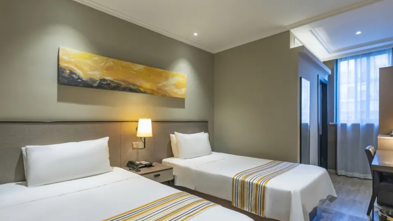 Home Inn Plus Shanghai Huaihai Road Sinan Road