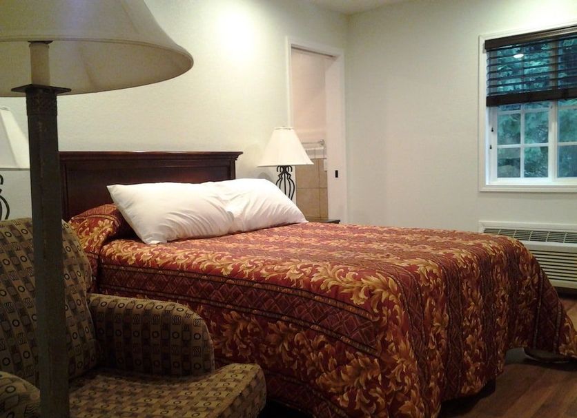 Arrowhead Mountain Inn Lake Arrowhead guest room with bed, chair, lamp and window