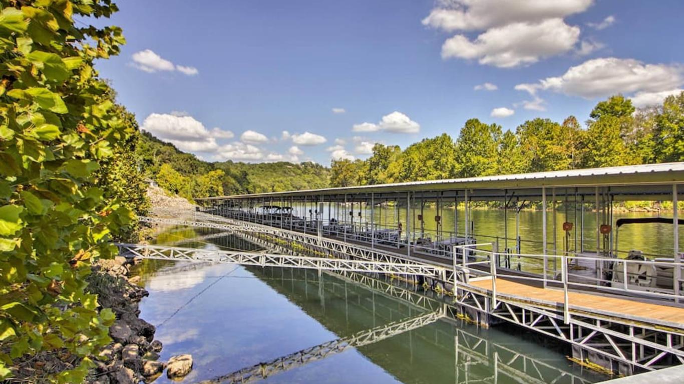 Pool and Dock Access Resort Condo in Branson