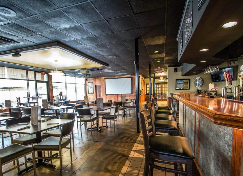 Econo Lodge Ormond Beach North - Daytona bar and dining area in Ormond Beach with tables and stools