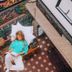 Supertramp Hostel Machupicchu in Machu Picchu: guest reading on a colorful rooftop terrace