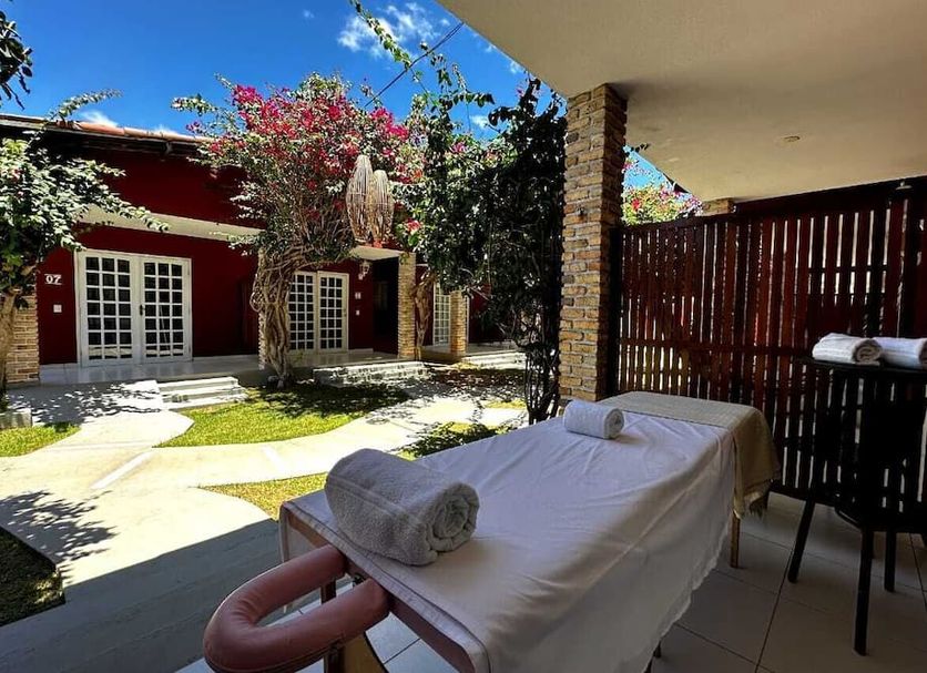 Pousada Arte do Velejo in São Miguel do Gostoso with outdoor massage bed and garden courtyard