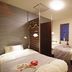 Oakhostel Zen in Tokyo twin room with two beds and a central hanging clothes rack