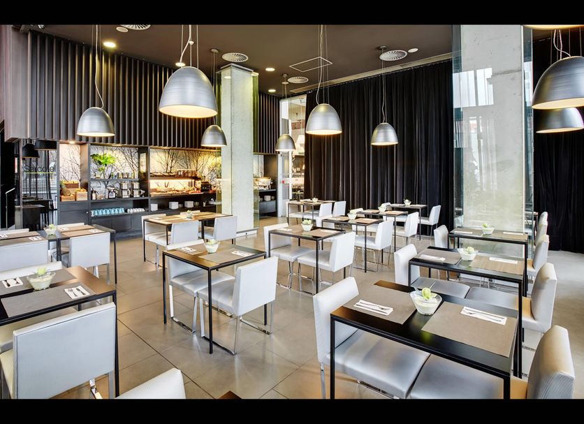 Sercotel Boulevard Vitoria restaurant dining room in Vitoria-Gasteiz with modern tables and pendant lights