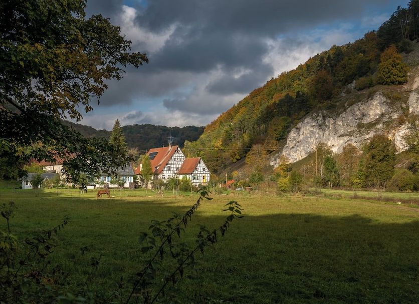 Klingenstein Akzent Hotel Wirtshaus Brauerei in Blaustein beside a grassy field and wooded hillside