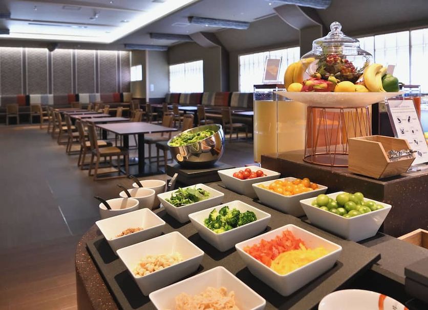 Yumotokan, Ōtsu buffet dining room with salad bar and fruit display