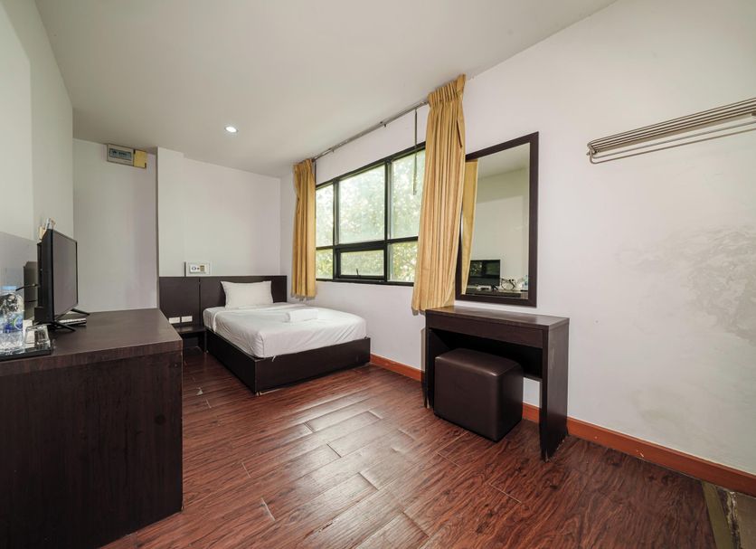 Collection O Khaosan Park Bangkok guest room with bed, desk, TV, and large window