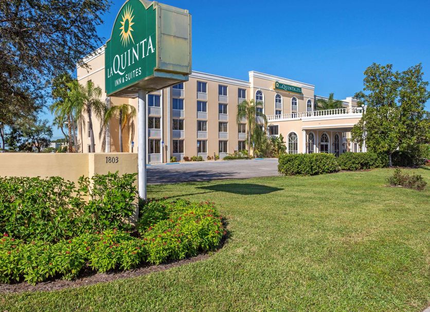 La Quinta Inn & Suites by Wyndham Sarasota Downtown exterior with landscaped lawn and entrance