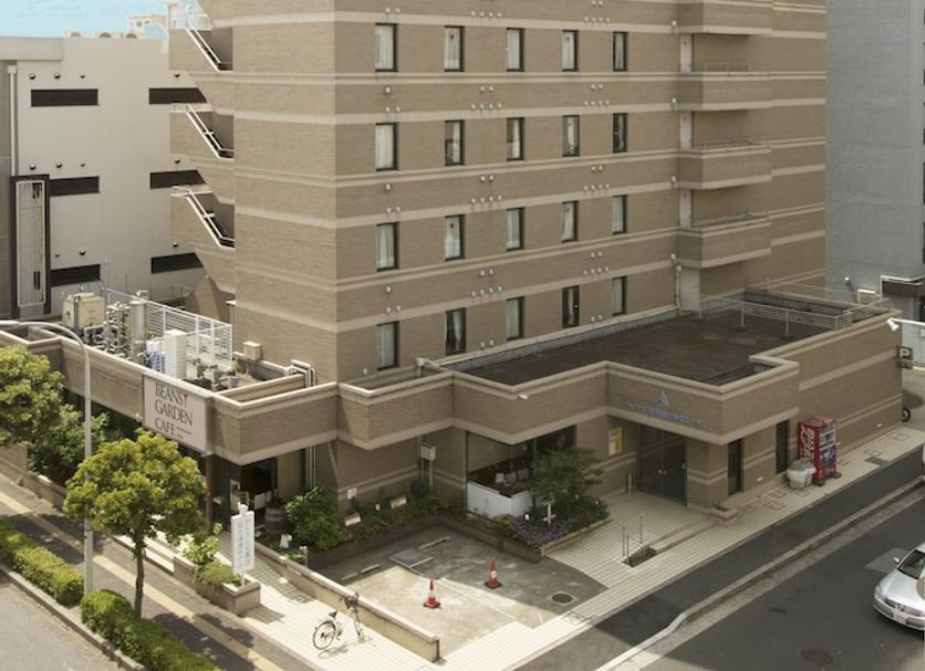 Tetoranze Makuhari Inagekaigan Hotel in Chiba, beige mid-rise hotel building with balconies and rooftop equipment