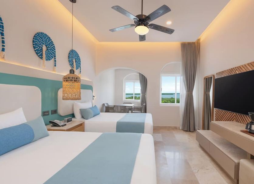 Gr Solaris Caribe - All Inclusive in Cancún, twin beds room with ocean-view windows and ceiling fan