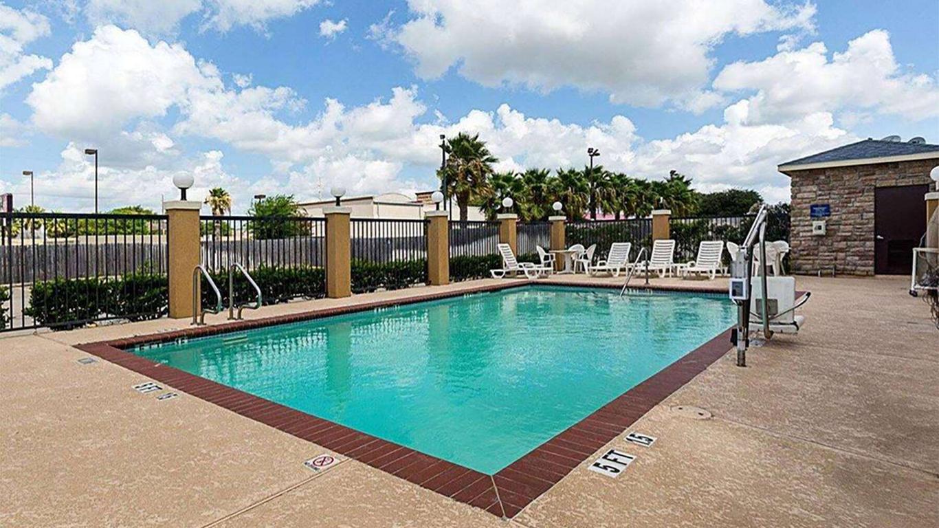 Days Inn & Suites by Wyndham Houston / West Energy Corridor