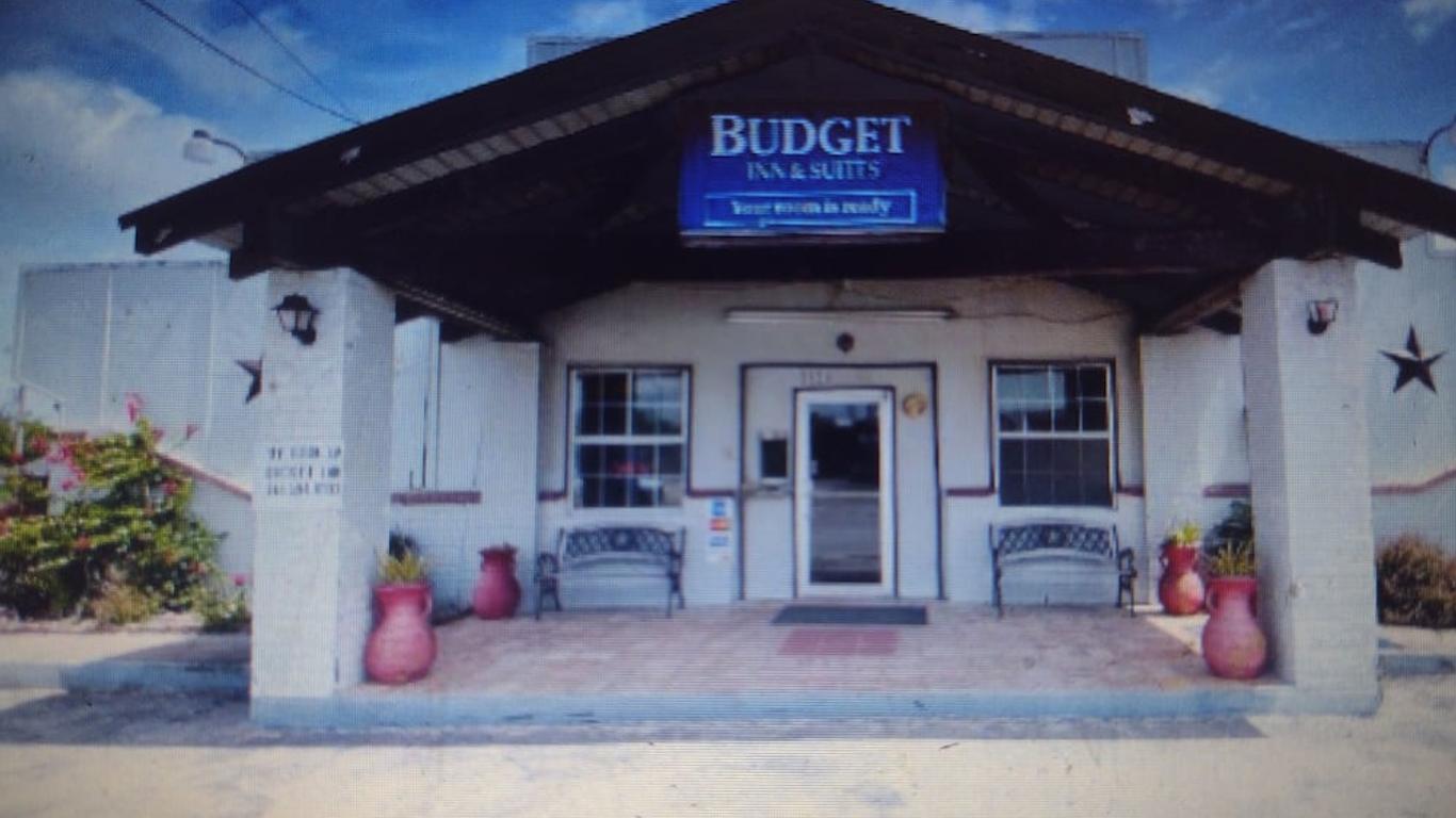 Budget Inn & Suites -Ice Cold Rooms- Door-to-Door Lit Parking & The Lowest Price plus HBO Max,Spanish TV, Internet free!!