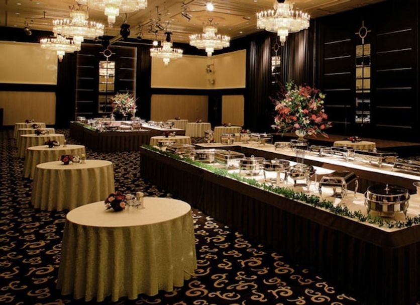 Hotel Green Tower Makuhari in Chiba banquet hall with chandeliers and buffet tables