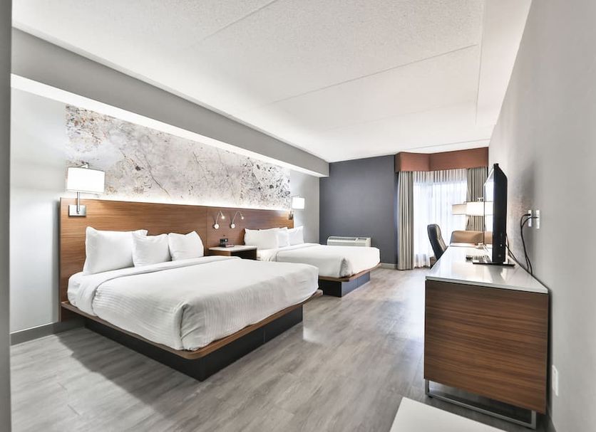 Admiral Inn Mississauga room with two beds and TV in Mississauga