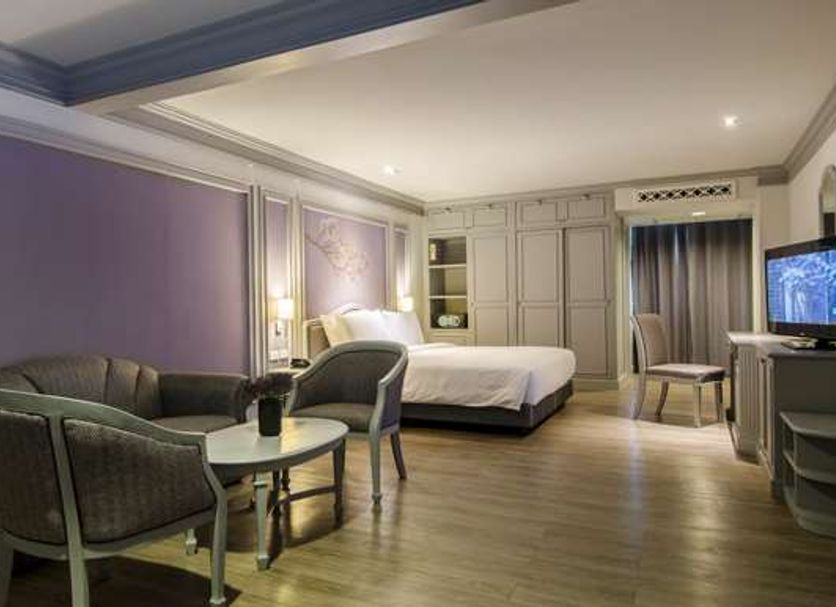 im hotel Ladprao Bangkapi Bangkok guest room with sofa, table, bed and TV in Bangkok