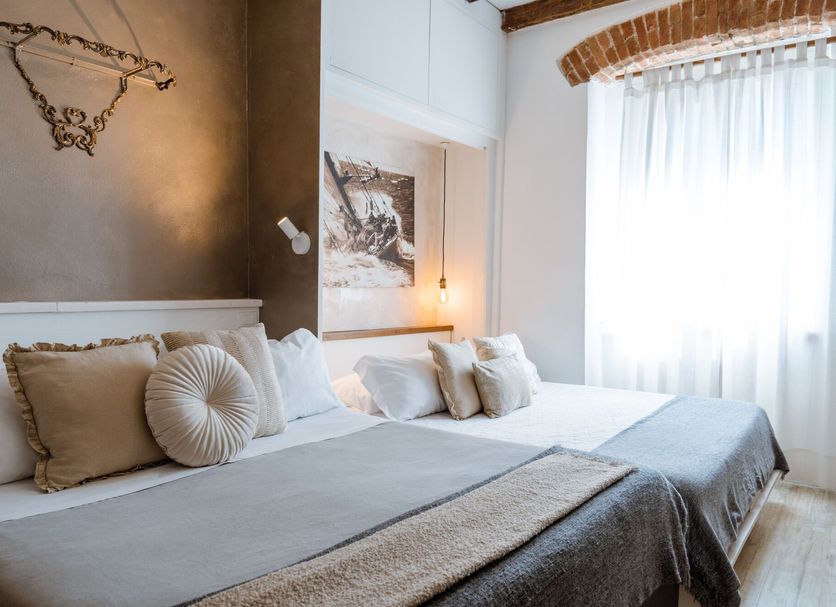 LE 5 Terre LA Spezia guest room with twin beds, neutral decor, and bright window in La Spezia