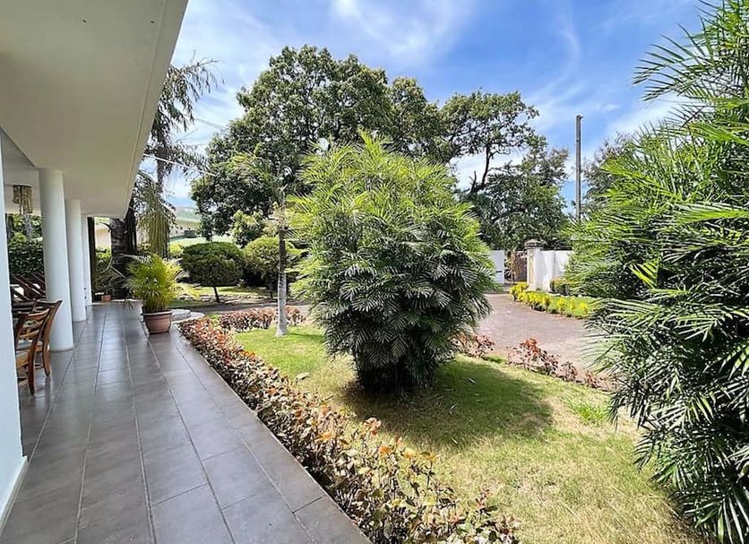 Hotel Casa del Sol Managua garden patio with tropical landscaping and tiled walkway