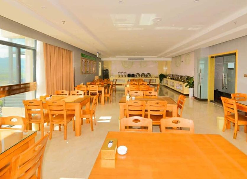 Greentree Inn Ningguo Ningguo Avenue Chengxin Building restaurant with wooden tables and buffet area in Xuancheng