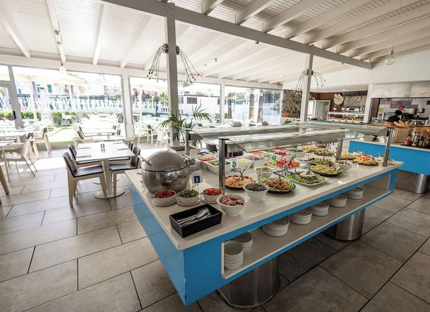 Servatur Playa Bonita in Maspalomas buffet dining area with fresh food display and bright seating
