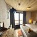 Le Cairn, Les Deux-Alpes: cozy wood-paneled hotel room with double bed and balcony door