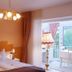Haus Mooren, Hotel Garni in Düsseldorf: guest room with double bed and balcony view