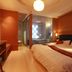 Honjin Hiranoya Kachoan in Takayama: warm guest room with king bed and glass-enclosed bath area