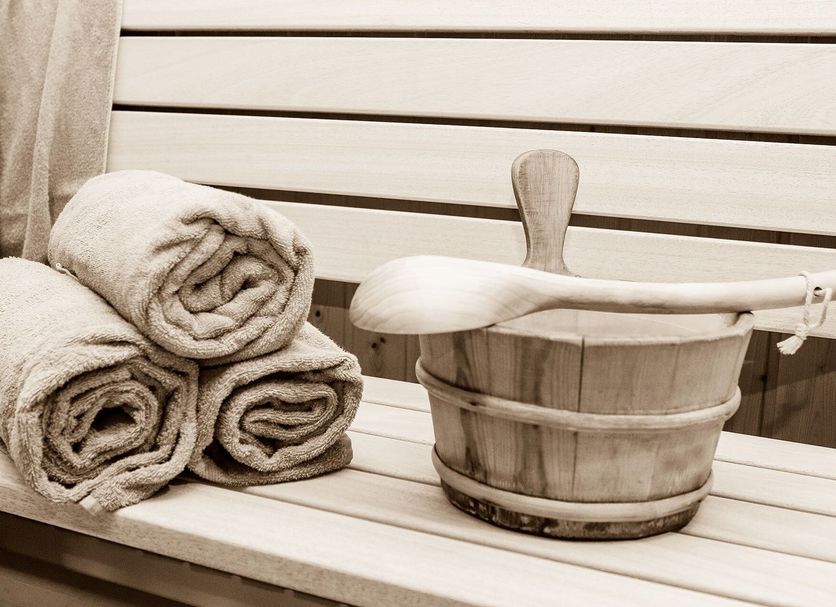 Alle Vecchie Mura in Pistoia with rolled towels and a wooden bucket of bath items on a bench