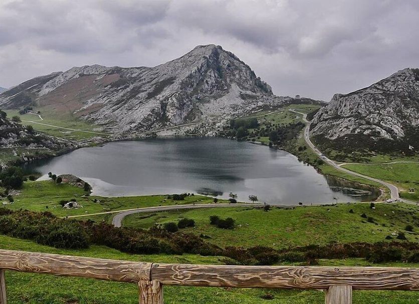Hotel Rural La Ruta De Cabrales in Mestas de Con with mountain lake and green valley view