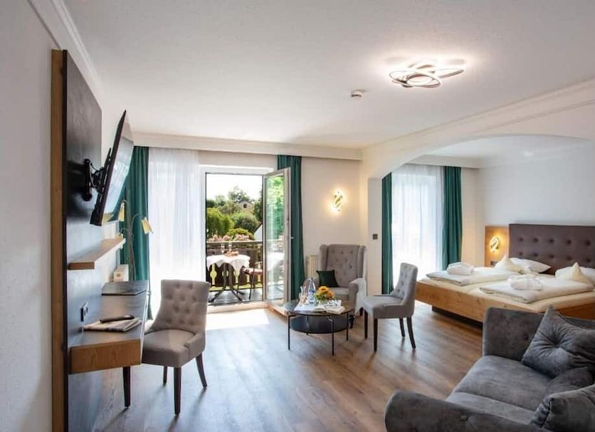 Gräfliches Hotel Alte Post, Bad Birnbach: bright room with balcony doors, seating area and bed