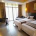 Yushuigu Hot Spring Hotel, Maoming: twin beds in a guest room with sliding glass doors and a sitting chair